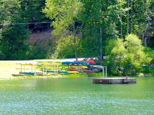 Canoe verbendRacks at Mirror Lake Ri
